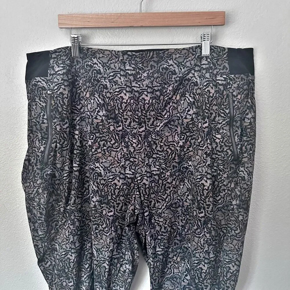 ATHLETA | Trekkie North Pants Kinetic Abstract Black Joggers Plus | Size 22 - Picture 6 of 9